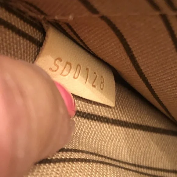 LV Neverfull Pochette in MonoGram - Picture 3 of 5